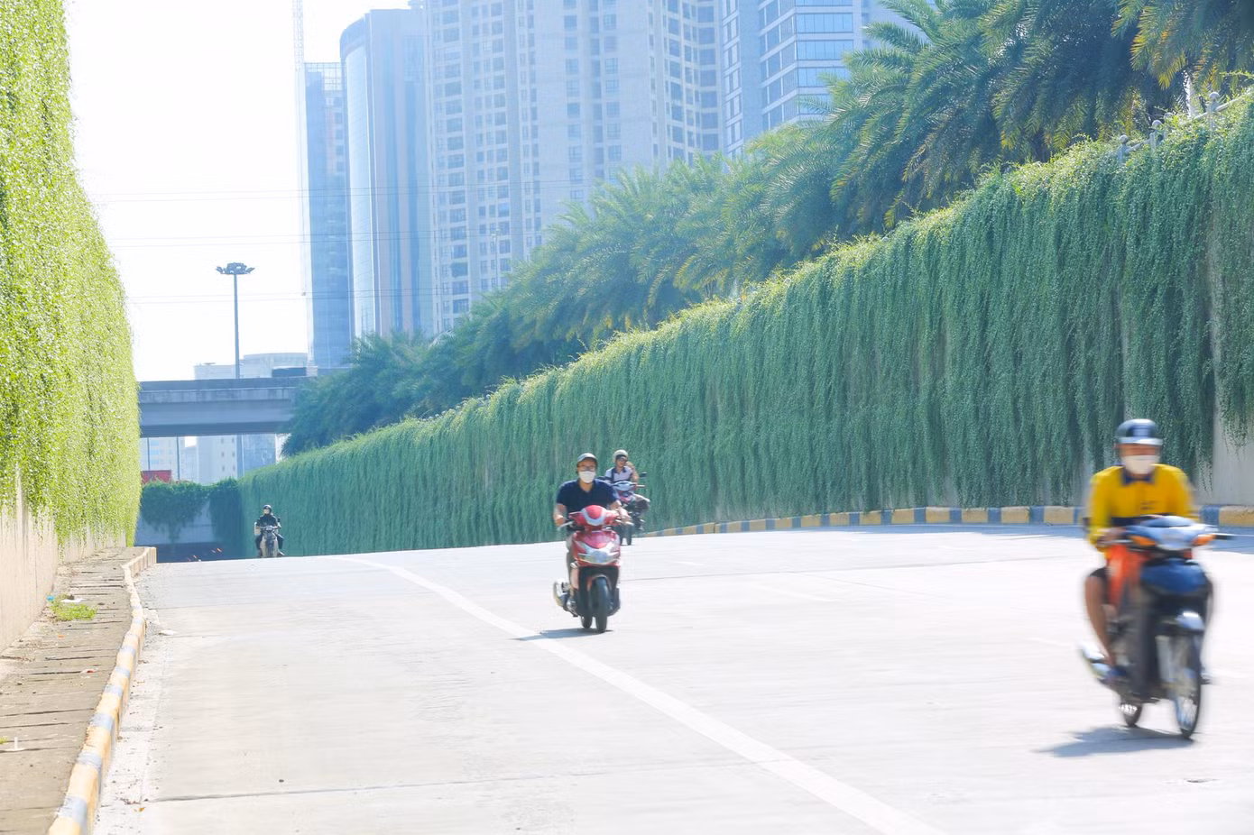 Giữa ngày nắng nóng, khi di chuyển qua con đường xanh này, người tham gia giao thông sẽ cảm thấy dễ chịu hơn rất nhiều.