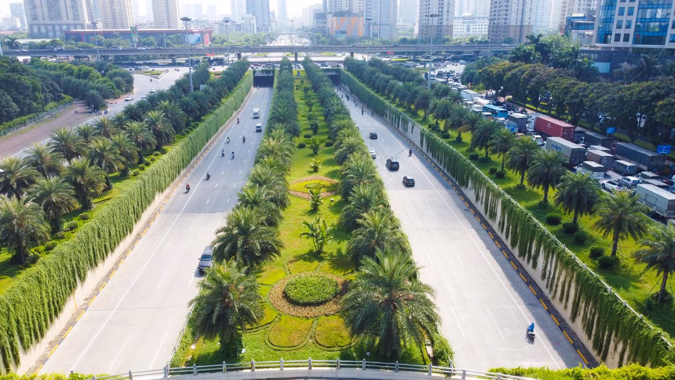 Tại khu vực này, cây xanh được trồng xen kẽ, tầng lớp bao phủ lấy nhau tạo nên một màu xanh mát mắt. Nhìn từ trên cao, hệ thực vật ở khu vực hầm chui Trung Hòa như một "lá phổi xanh thu nhỏ" giúp điều hòa không khí giữa những ngày hè oi bức.