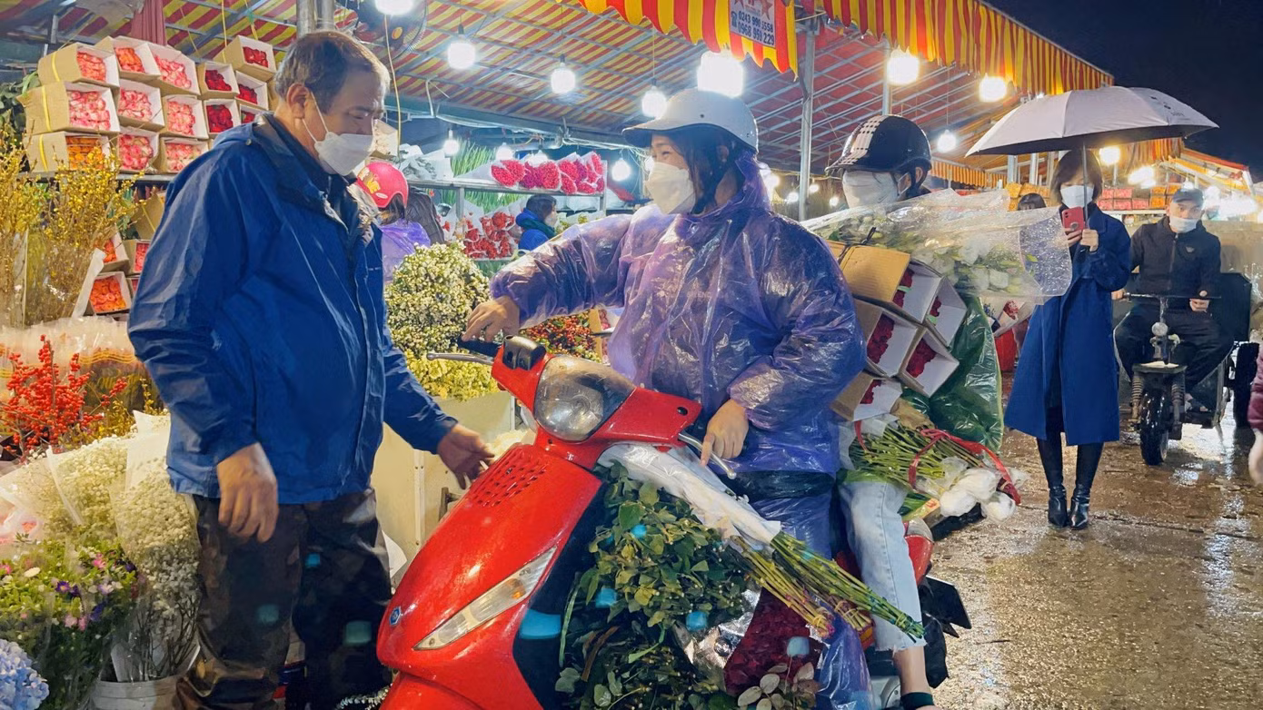 Chợ hoa Quảng An những dịp ngày lễ lớn luôn đông đúc người bán và mua: "Hàng năm tôi đều đến đây mua hoa về để bán, tuy nhiên năm nay đi vất vả hơn vì trời mưa và lạnh buốt, giá hoa năm nay cũng cao hơn mọi năm nên tôi cũng mua số lượng vừa phải trước", chị T một chủ tiệm hoa chia sẻ.
