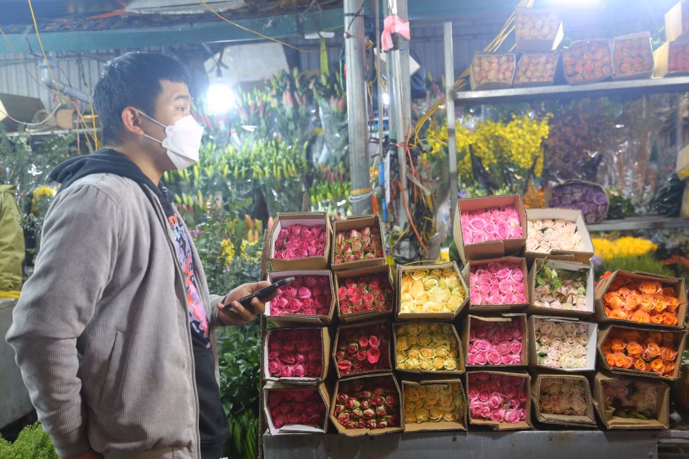 Giá hoa hồng nhập cũng tăng cao, theo khảo sát, giá hoa hồng trong nước dao động từ 5.000 - 7.000 đồng/bông, hoa hồng nhập khẩu từ Trung Quốc dao động từ 8.000 - 15.000 đồng/bông tuỳ loại.