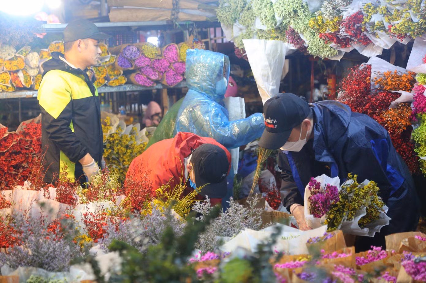 "Năm nay thời tiết bên Trung Quốc rất lạnh nên hoa thu hoạch không được nhiều mà nhu cầu dùng hoa lại cao, giá nhập về rất đắt, theo đó chúng tôi phải bán cao hơn so với mọi năm...