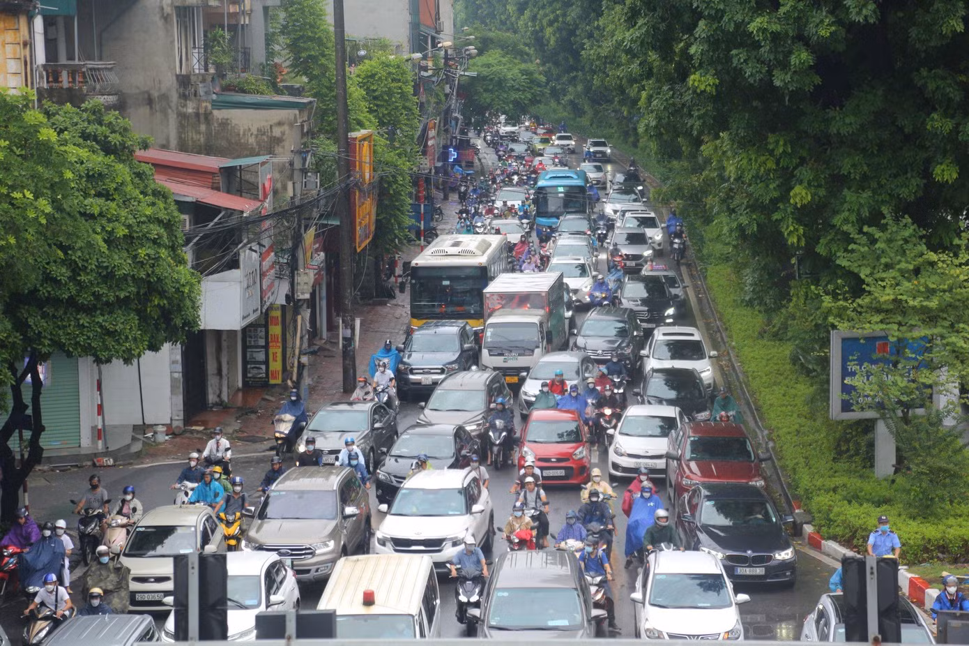 Trục đường Láng thời điểm sáng nay cũng ùn tắc kéo dài.