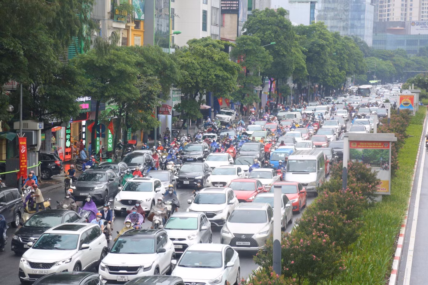 Trục đường Trần Duy Hưng lưu lượng phương tiện ken đặc lúc 7h45.