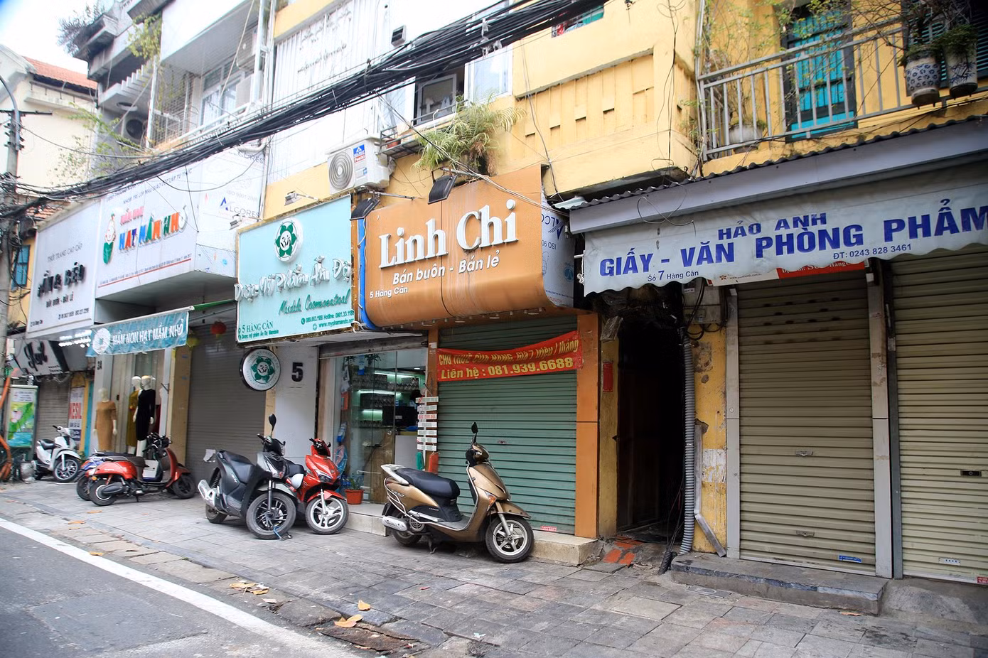 Không chỉ các cơ sở kinh doanh ăn, uống đóng cửa nghỉ Tết sớm, một số cửa hàng kinh doanh văn phòng phẩm, thời trang trên phố hàng Cân cũng rơi vào tình trạng tương tự.
