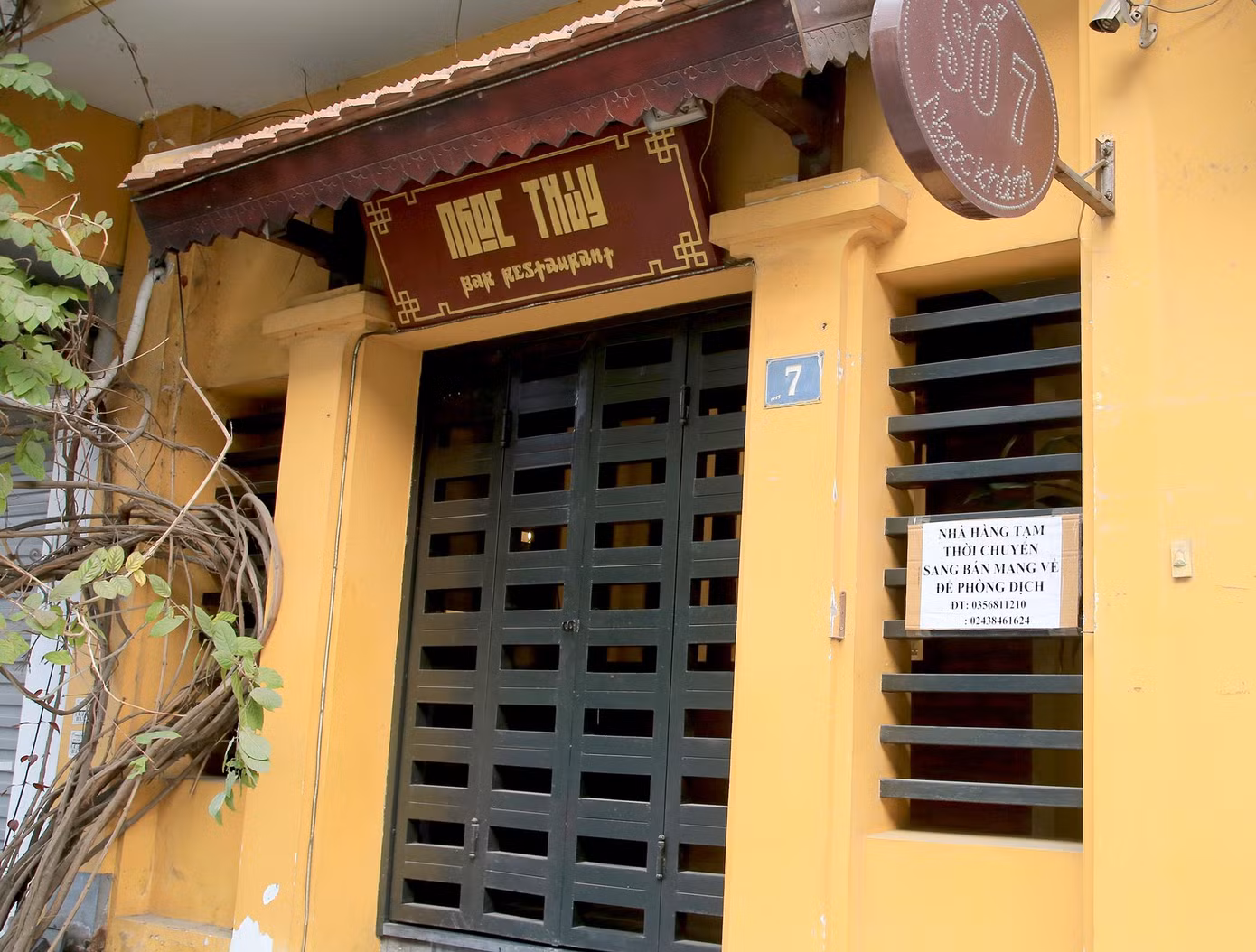 Mặc dù treo biển bán hàng mang về nhưng nhà hàng trên phố Ngọc Khánh, quận Ba Đình cũng đóng cửa.