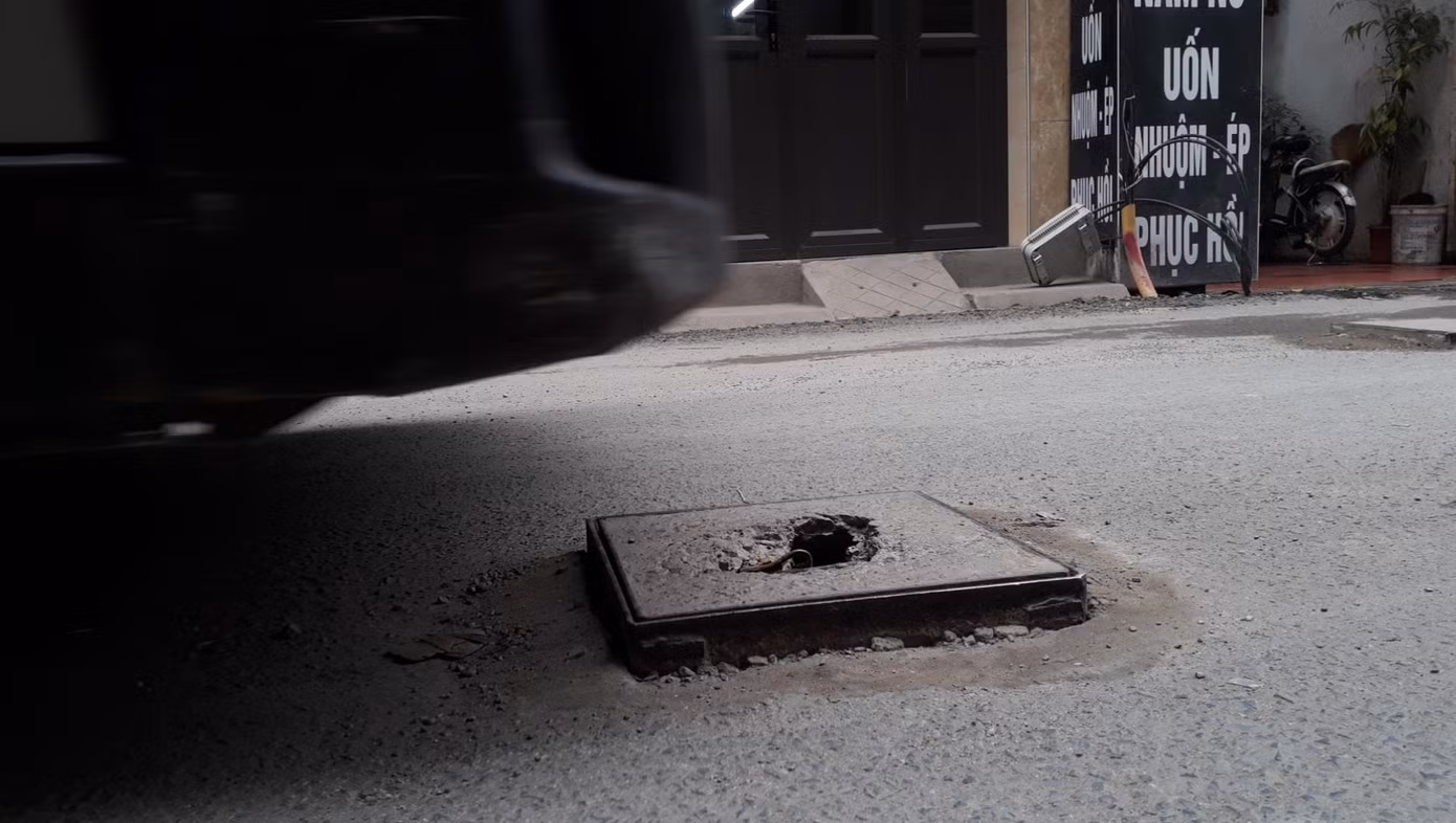 Tuyến đường chưa đến 1km có tới 160 hố ga, nắp cống nhô cao gây nguy hiểm cho người dân di chuyển.