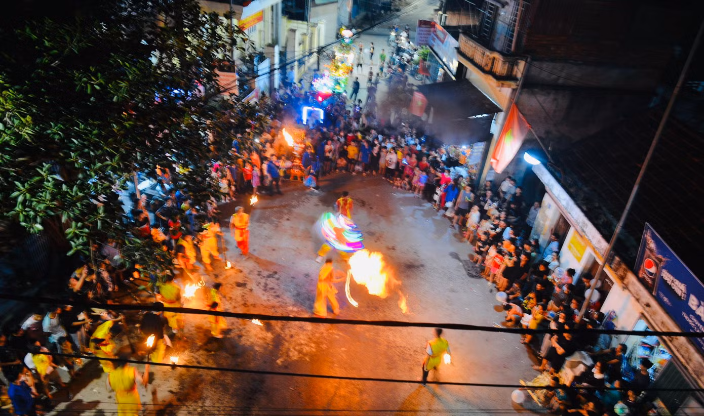 Người dân trong làng thích thú xem các màn múa lân, thổi lửa vô cùng độc đáo.