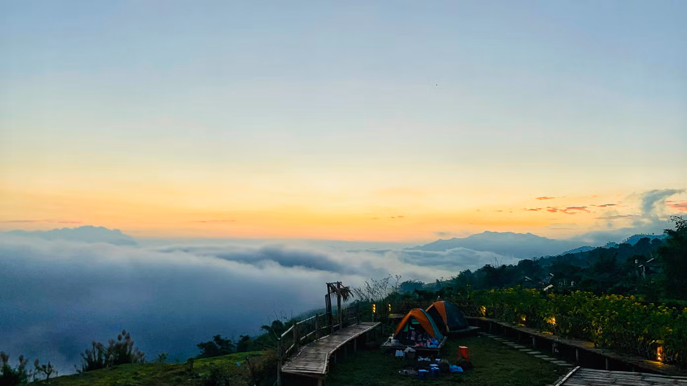 Bốn bề xung quanh là mây trắng bồng bềnh.