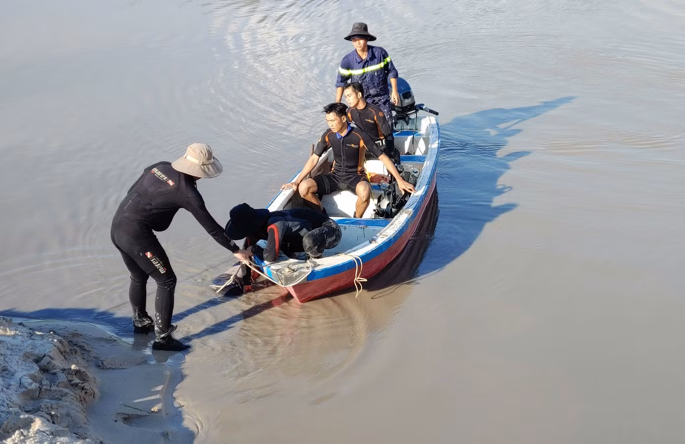 Thi thể nạn nhân được đưa vào bờ