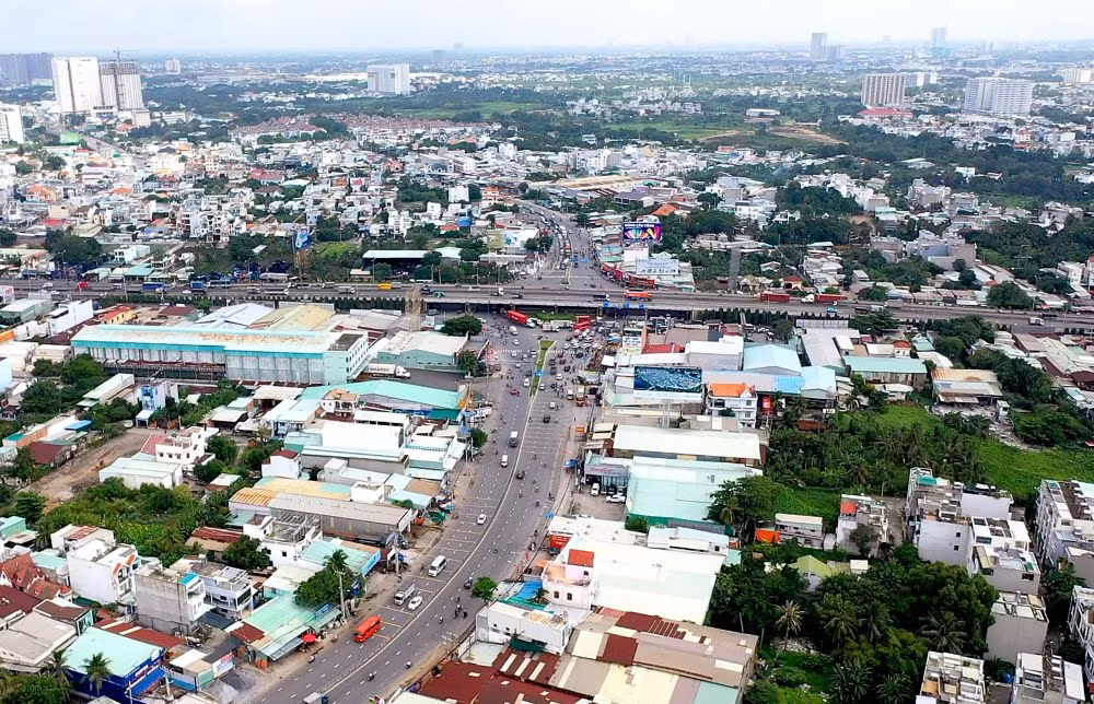 Tuyến Metro số 2 (Bình Dương) dài hơn 23km, chạy dọc quốc lộ 13 đấu nối trực tiếp vào ga Hiệp Bình Phước của tuyến Metro 3B (TPHCM)