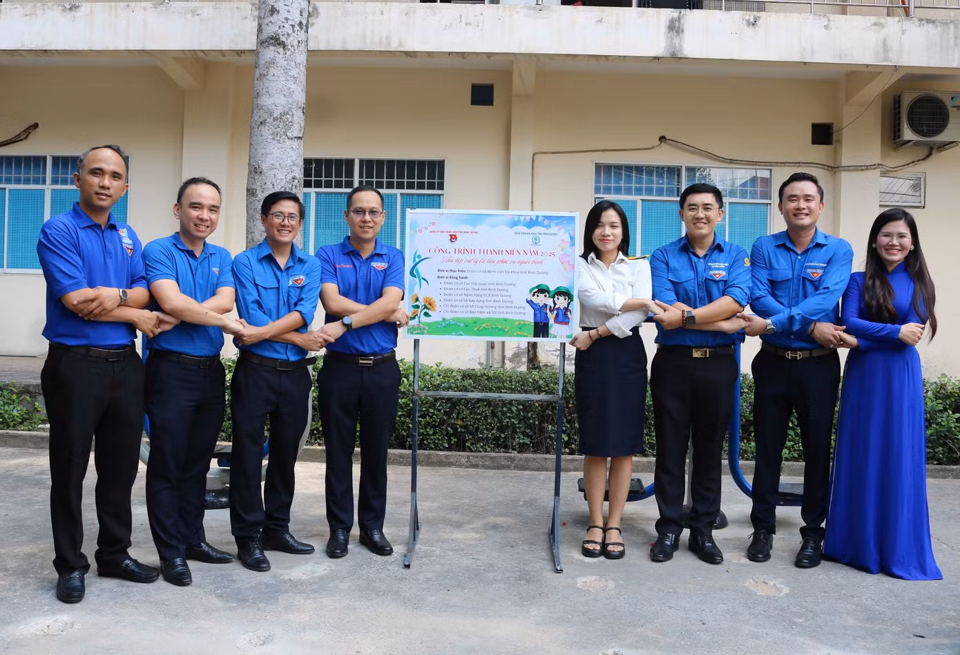 Đại diện Đoàn cơ sở Cục Hải quan Bình Dương, Cục Thuế Bình Dương, Ngân hàng Vietcombank Bình Dương, Sở Xây dựng, Chi Đoàn Sở Công thương, Chi Đoàn Bảo hiểm xã hội tỉnh Bình Dương, Bệnh viện Đa khoa tỉnh Bình Dương chụp ảnh lưu niệm.