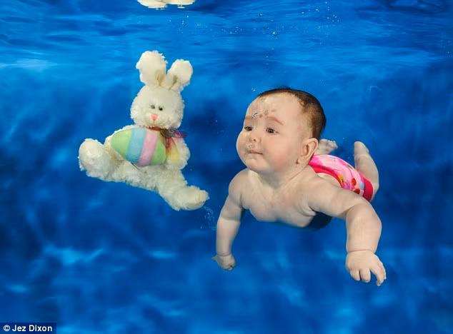 Bé trai Kelly đang bị gấu bông 