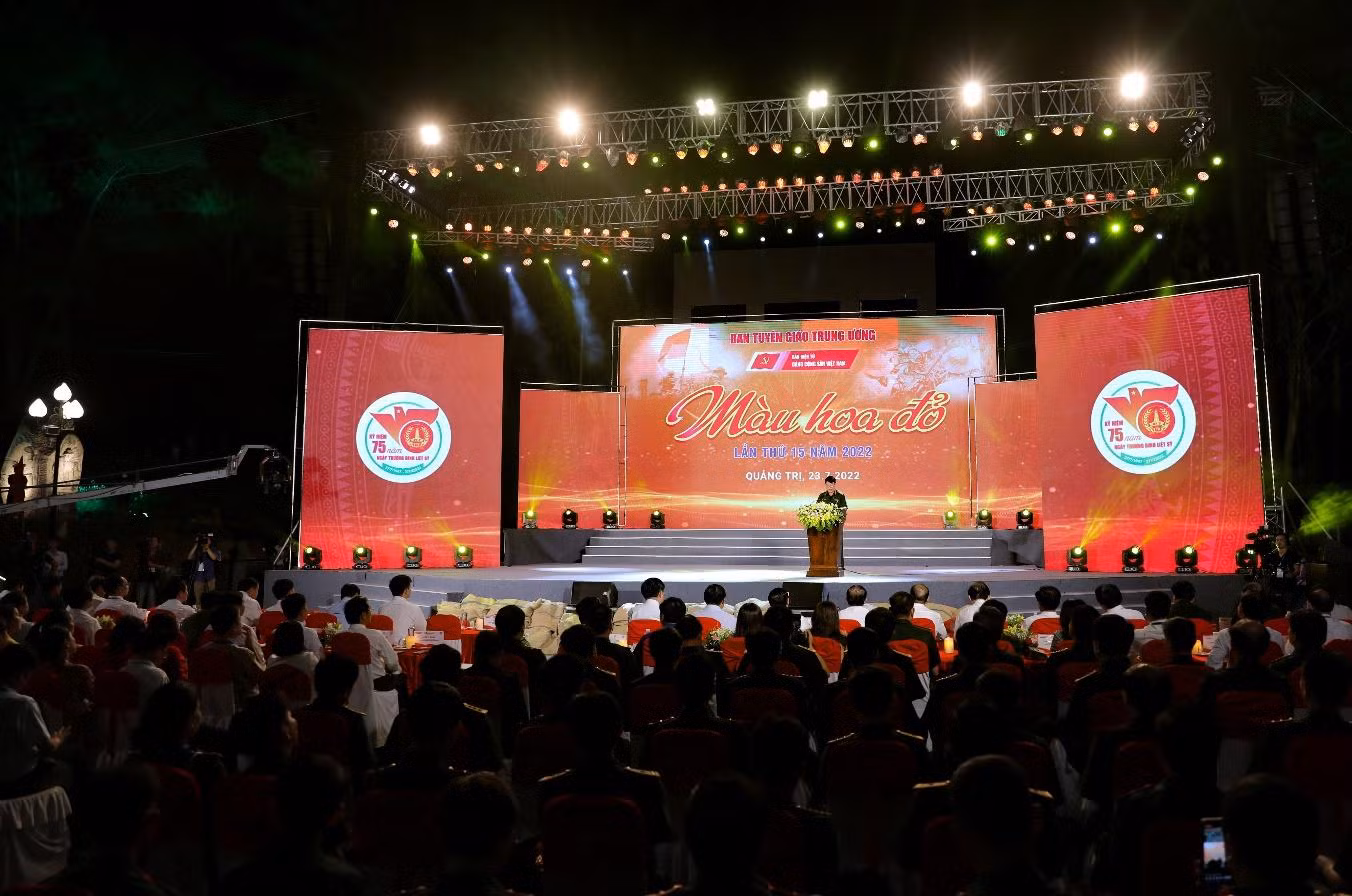 Đại tướng Lương Cường, Ủy viên Bộ Chính trị, Chủ nhiệm Tổng cục Chính trị Quân đội Nhân dân Việt Nam phát biểu tại Chương trình Màu Hoa đỏ
