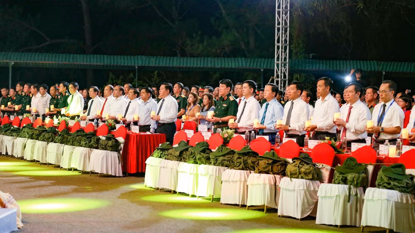 Hành trang người lính cụ Hồ gồm chiếc ba lô đơn sơ, chiếc mũ tai bèo được đặt trang trọng trên hàng ghế trước hàng ghế của đại biểu