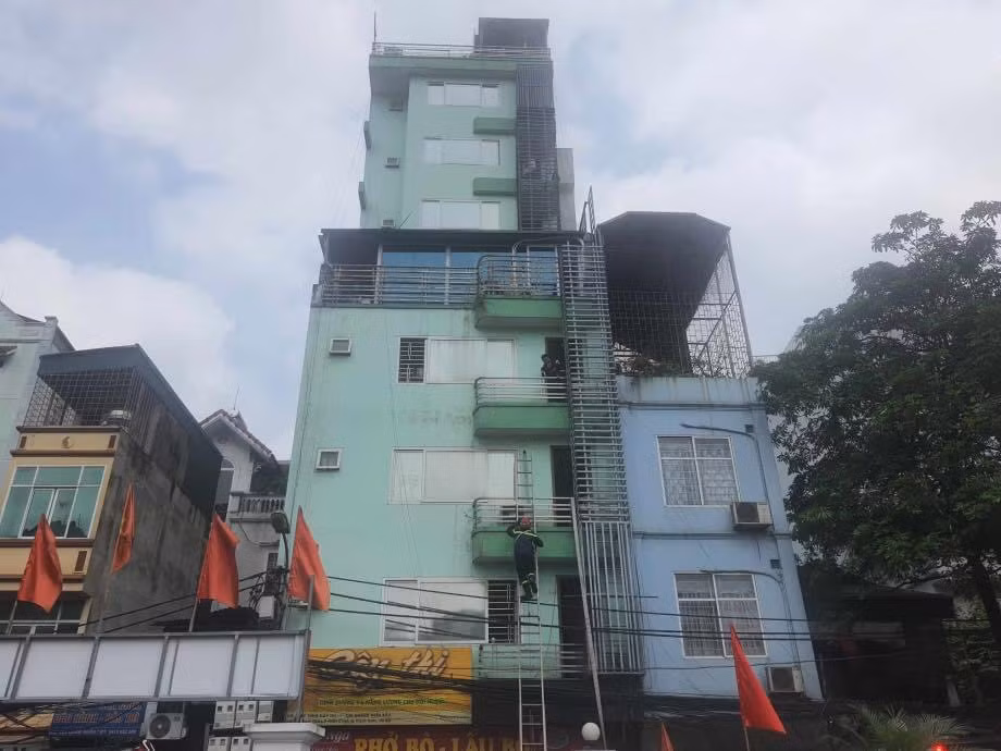 Cũng theo sinh viên này, tòa nhà có 9 tầng là các căn hộ chung cư mini, mỗi tầng có từ 4 - 5 phòng.