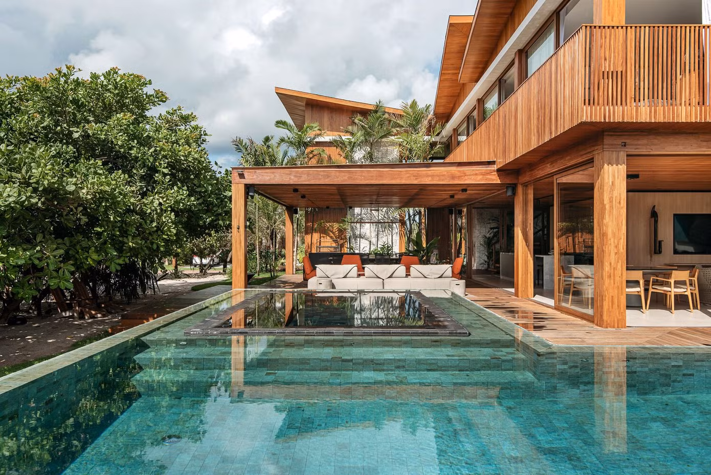 Biệt thự gỗ này nằm ở một thành phố ven biển, nên được lấy cảm hứng từ những con sóng biển.
