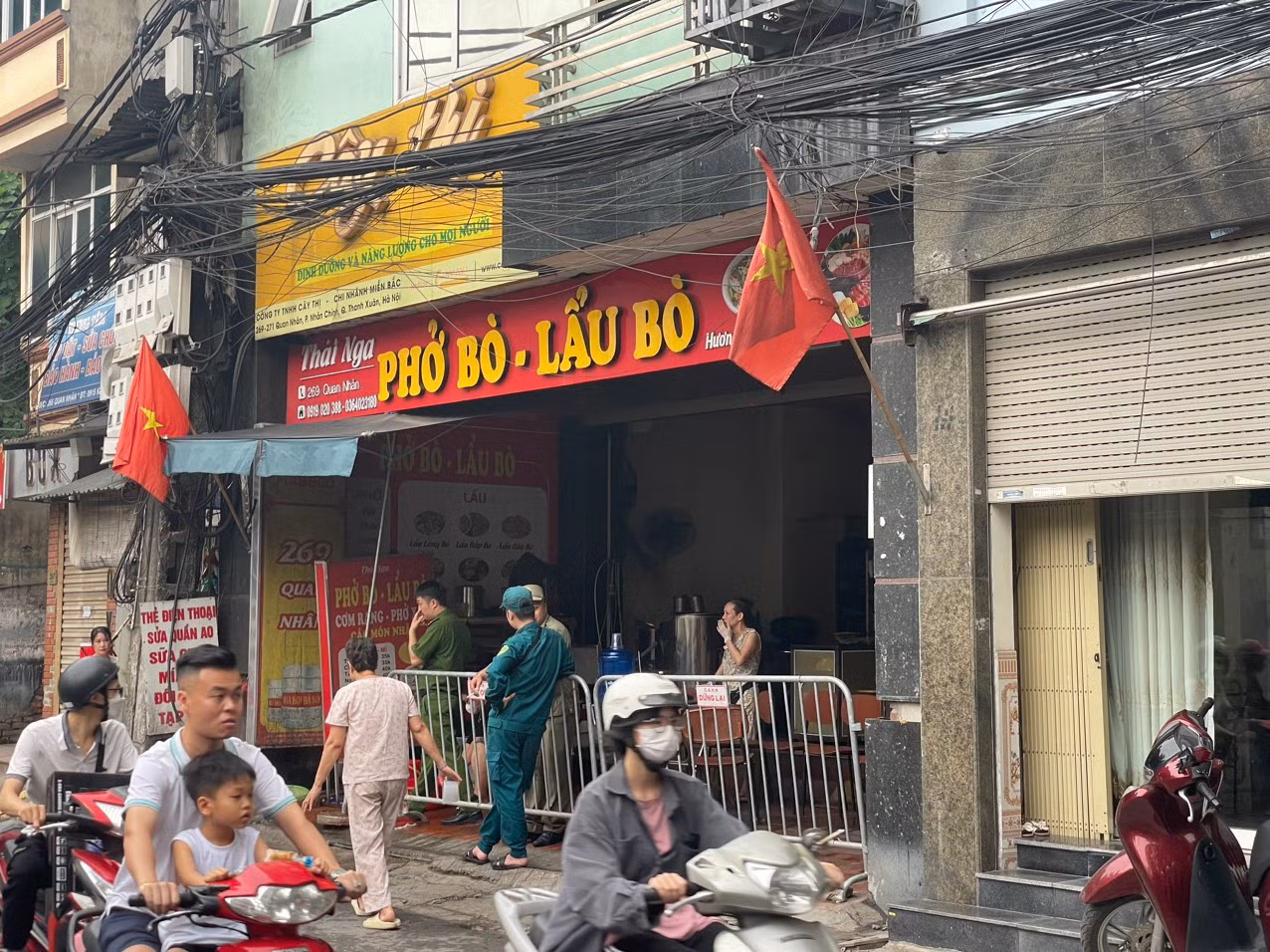 Được biết, chung cư mini vừa xảy ra sự cố nằm ở mặt đường phố Quan Nhân, tầng 1 kinh doanh dịch vụ ăn uống và các tầng còn lại là căn hộ mini.