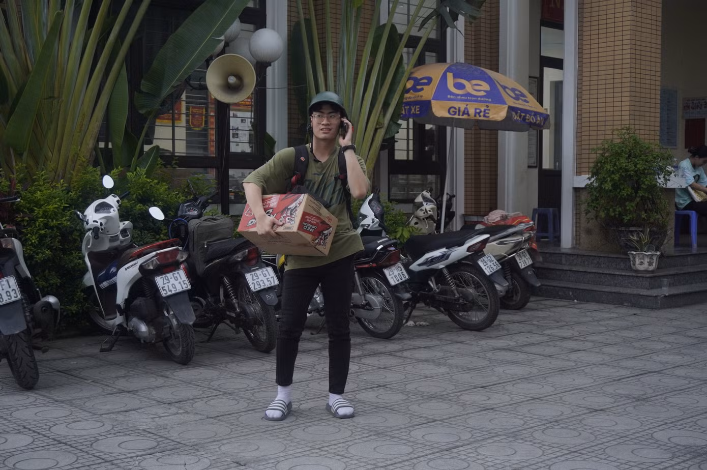 Cũng theo người này, các cư dân trong toà nhà sẽ được bố trí chỗ ở tại nhà văn hoá tổ 16, khu dân cư Bồ Đề, phường Nhân Chính, nếu họ có nhu cầu.