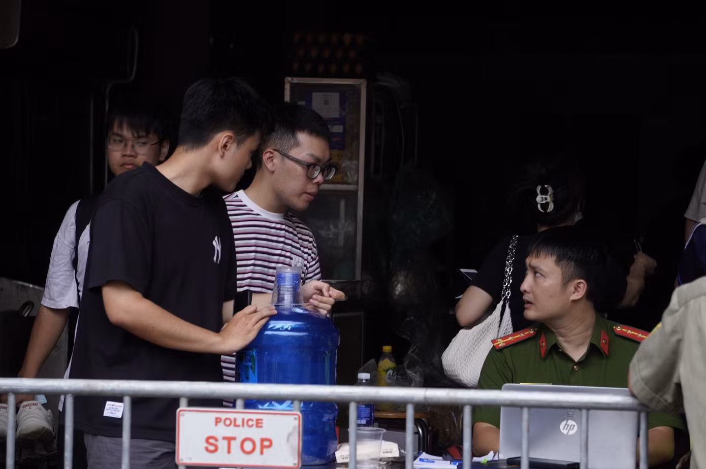 Hiện lực lượng chức năng đang thực hiện công tác hỗ trợ người thuê vào nhà lấy đồ để tạm di dời đi nơi khác.