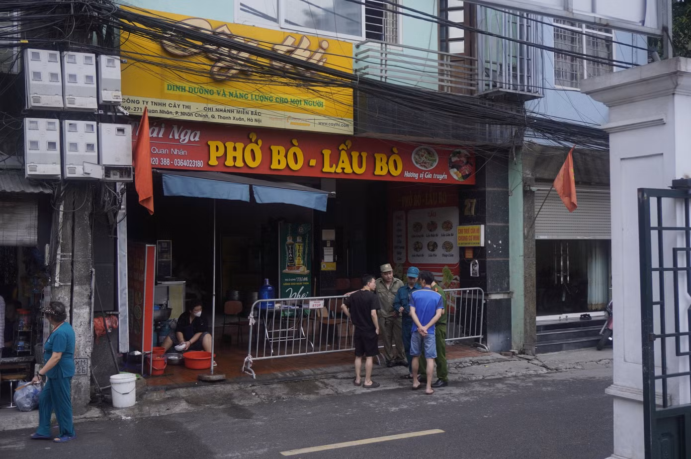 Được biết, chung cư mini vừa xảy ra sự cố nằm ở mặt đường phố Quan Nhân, tầng 1 kinh doanh dịch vụ ăn uống và các tầng còn lại là căn hộ mini.