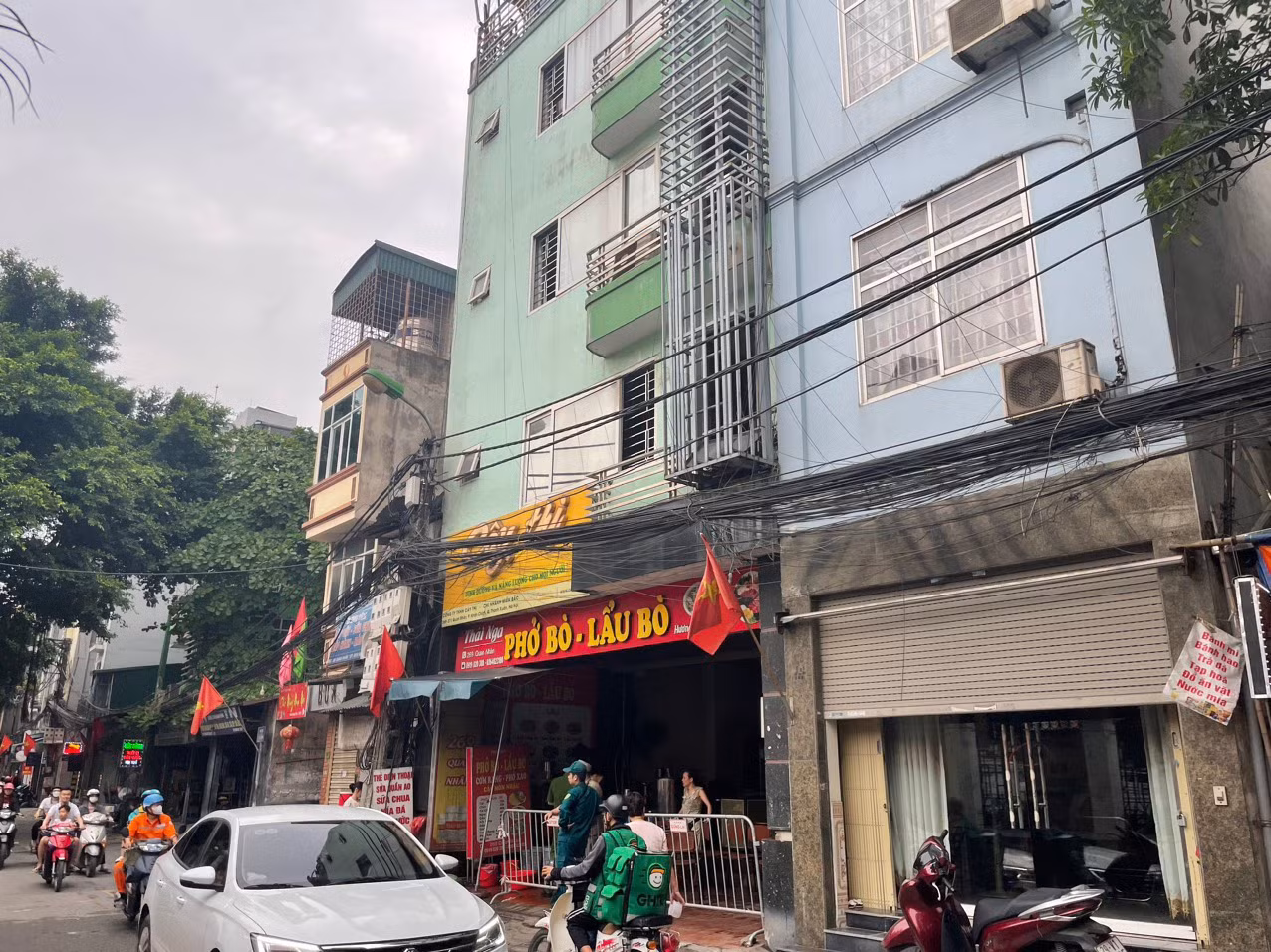 Trong khi đó, ông D - người dân sống gần toà chung cư mini cho biết, toà nhà này xây dựng cách đây rất nhiều năm. Trước đây, tòa nhà này là một khách sạn. Sau đó tòa nhà được tu sửa, ngăn ra thành các phòng cho thuê theo dạng chung cư mini.
