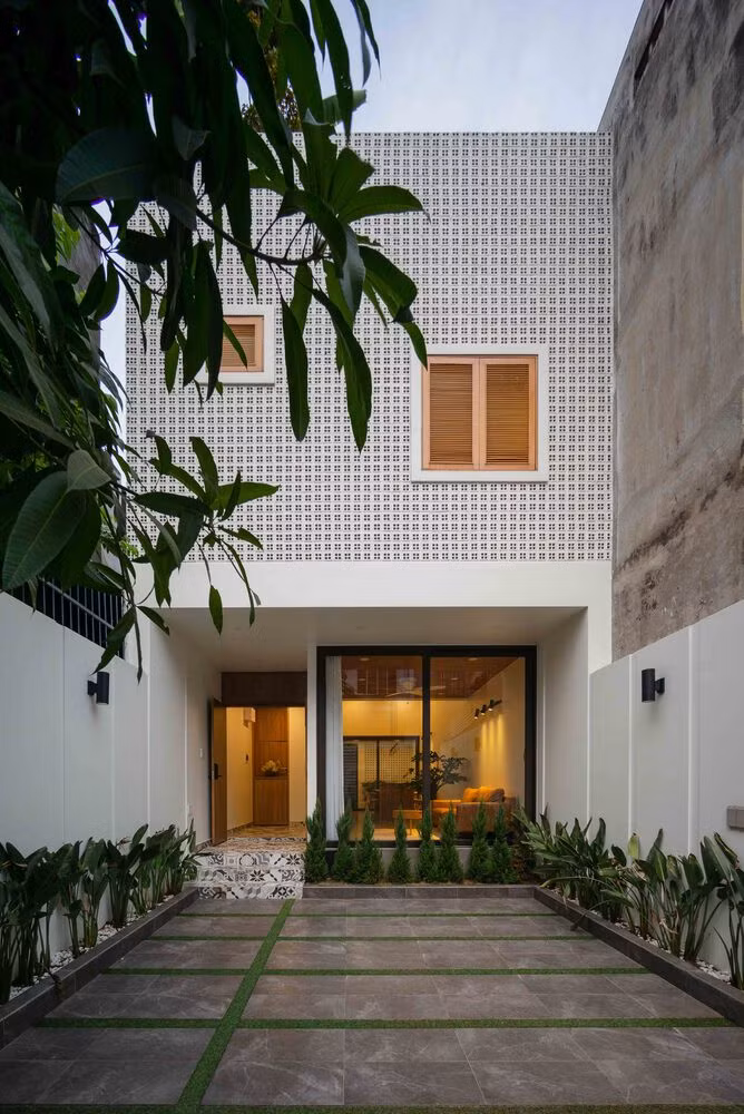 Khu đất xây dựng ngôi nhà này có diện tích 5m x 19m, nằm trong khu dân cư và giữa trung tâm TP Biên Hòa (Đồng Nai).