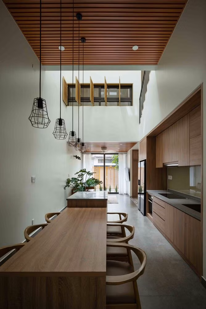 Ngôi nhà sử dụng màu trắng làm chủ đạo, trong khi đó, gỗ sồi vàng kết hợp với một số màu xanh nhiệt đới mang lại sự tươi mát và duyên dáng cho không gian.