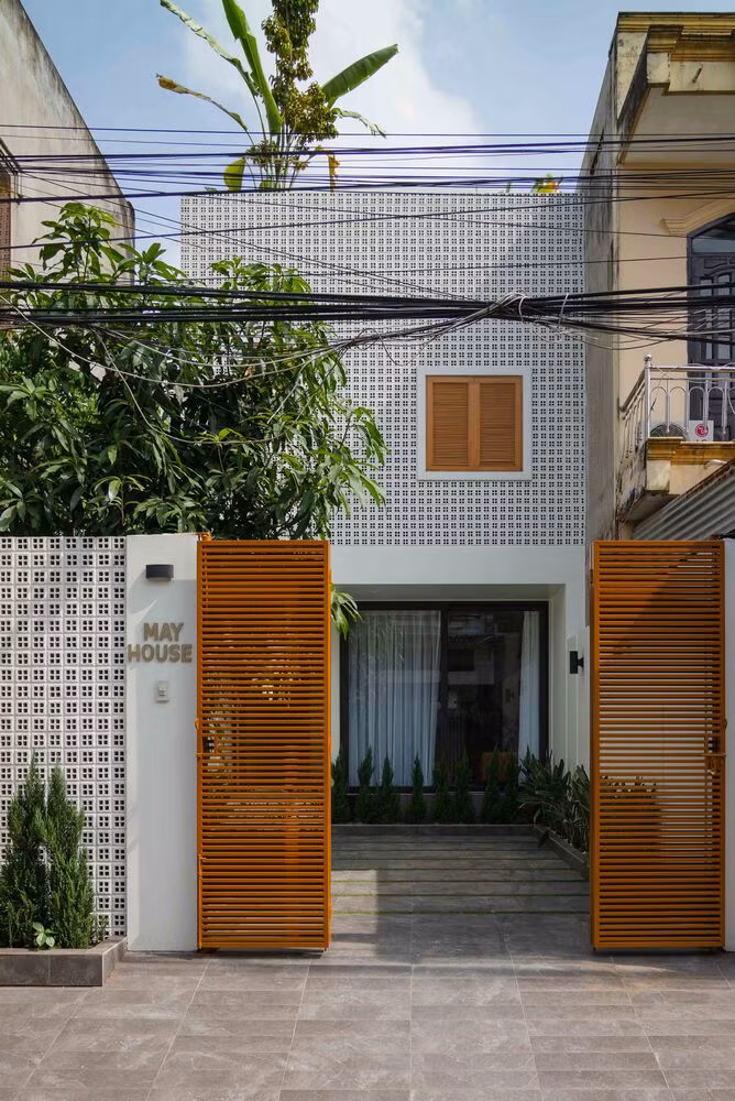 Khu đất xây dựng ngôi nhà này có diện tích 5m x 19m, nằm trong khu dân cư và giữa trung tâm TP Biên Hòa (Đồng Nai).