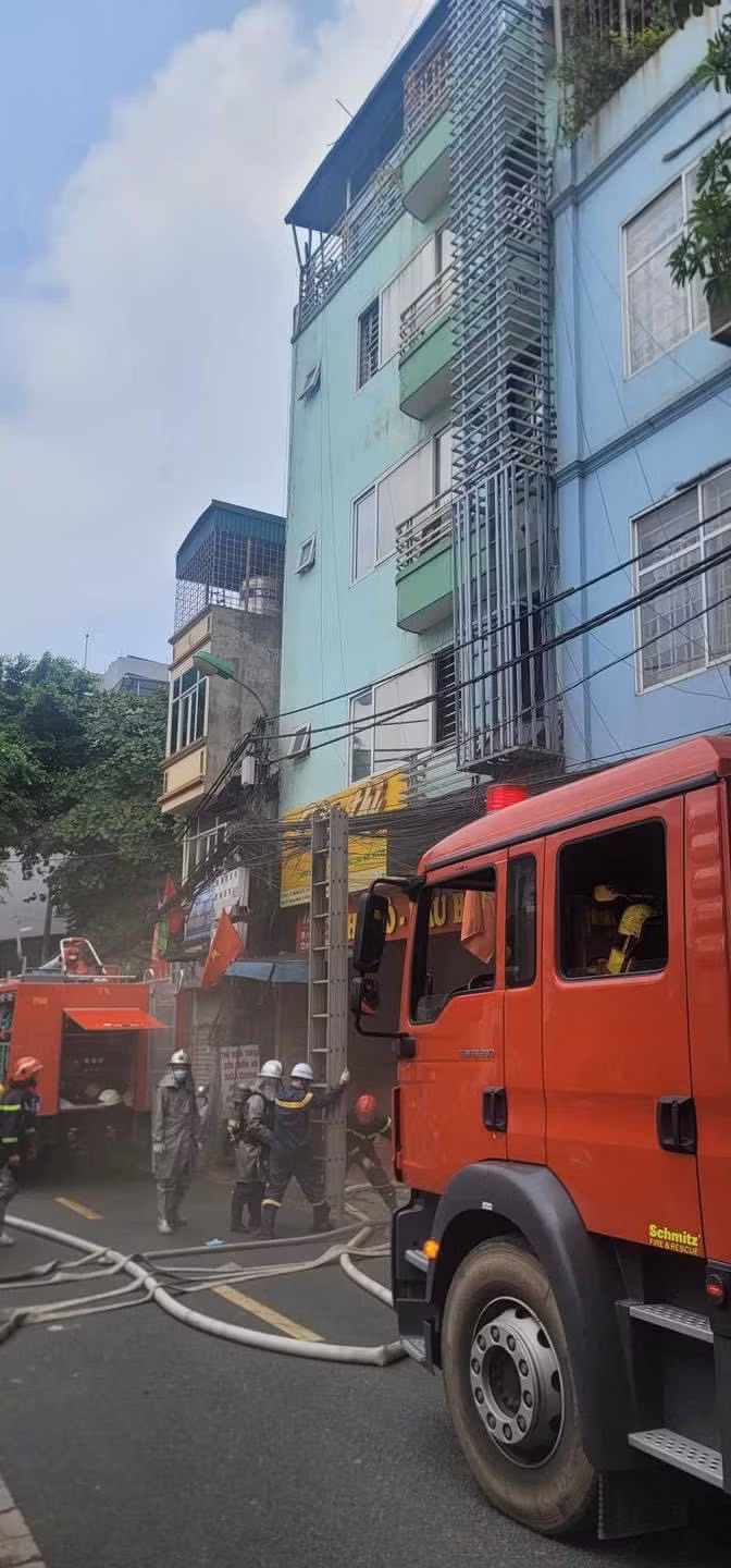 Trưa 19/5, nhiều người thuê căn hộ tại tòa chung cư mini 9 tầng trên phố Quan Nhân phát hiện có khói đen bốc ra từ tầng 4 nên hoảng hốt bỏ chạy. (Ảnh: Internet)