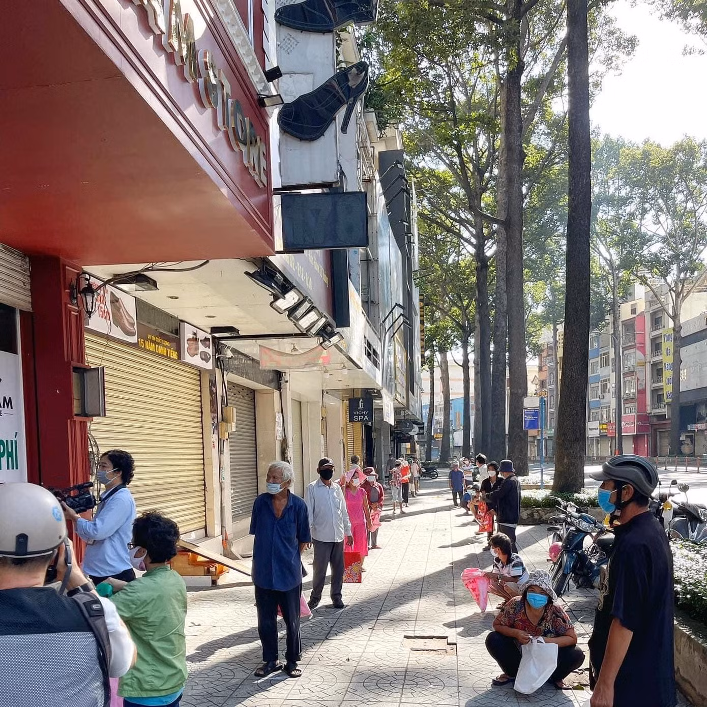 Người dân xếp hàng chờ lấy gạo.