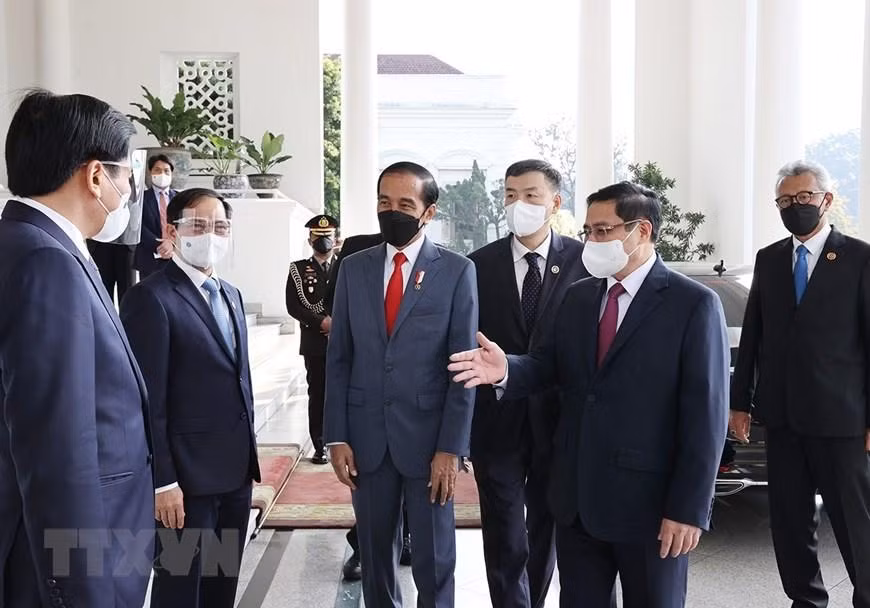 Thủ tướng Phạm Minh Chính và Tổng thống Joko Widodo gặp gỡ thành viên đoàn hai nước. (Ảnh: Dương Giang/TTXVN)