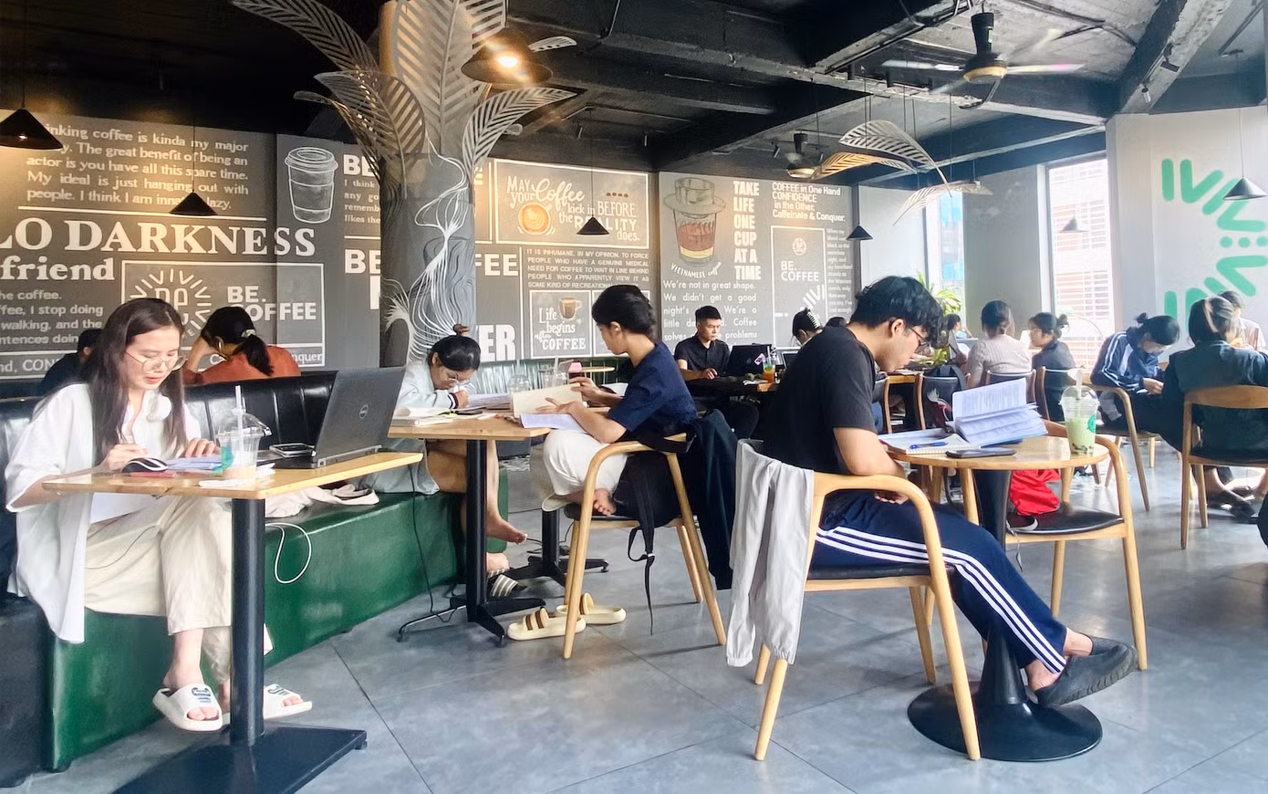 Theo một nghiên cứu thị trường của Mibrand, nhóm đi cà phê nhiều nhất là nhóm thu nhập thấp (từ 5-10 triệu đồng/tháng) với tần suất 1-3 lần/tuần (~38%). Nhóm đi cà phê nhiều thứ nhì là nhóm có thu nhập từ 10-20 triệu đồng/tháng, tần suất phổ biến tương tự như nhóm thu nhập thấp.