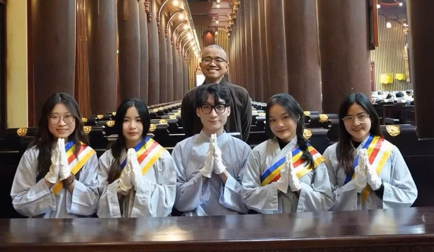 Hán Thị Chúc (thứ hai, từ trái sang) tham gia khóa tu tại chùa Yên Tử với mong muốn "sống chậm" hơn.