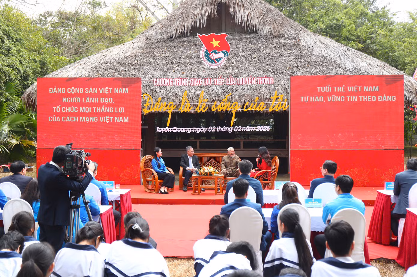 Chương trình giao lưu tiếp lửa truyền thống với chủ đề "Đảng là lẽ sống của tôi".