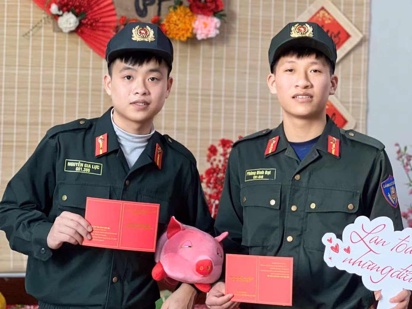 Binh nhất Nguyễn Gia Lực (bên trái), một trong những chiến sĩ tham gia hiến máu là chiến sĩ nghĩa vụ chuẩn bị xuất ngũ.