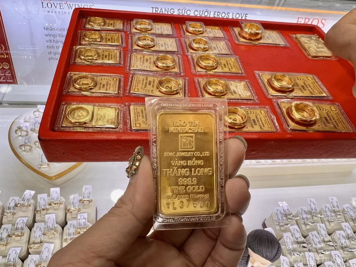 Giá vàng miếng SJC bất ngờ tăng mạnh.