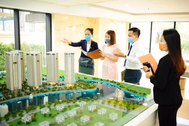 Bộ Xây dựng đề xuất phương án các cá nhân hoạt động môi giới bất động sản phải có chứng chỉ hành nghề môi giới bất động sản và phải hành nghề trong một tổ chức, sàn giao dịch môi giới bất động sản.