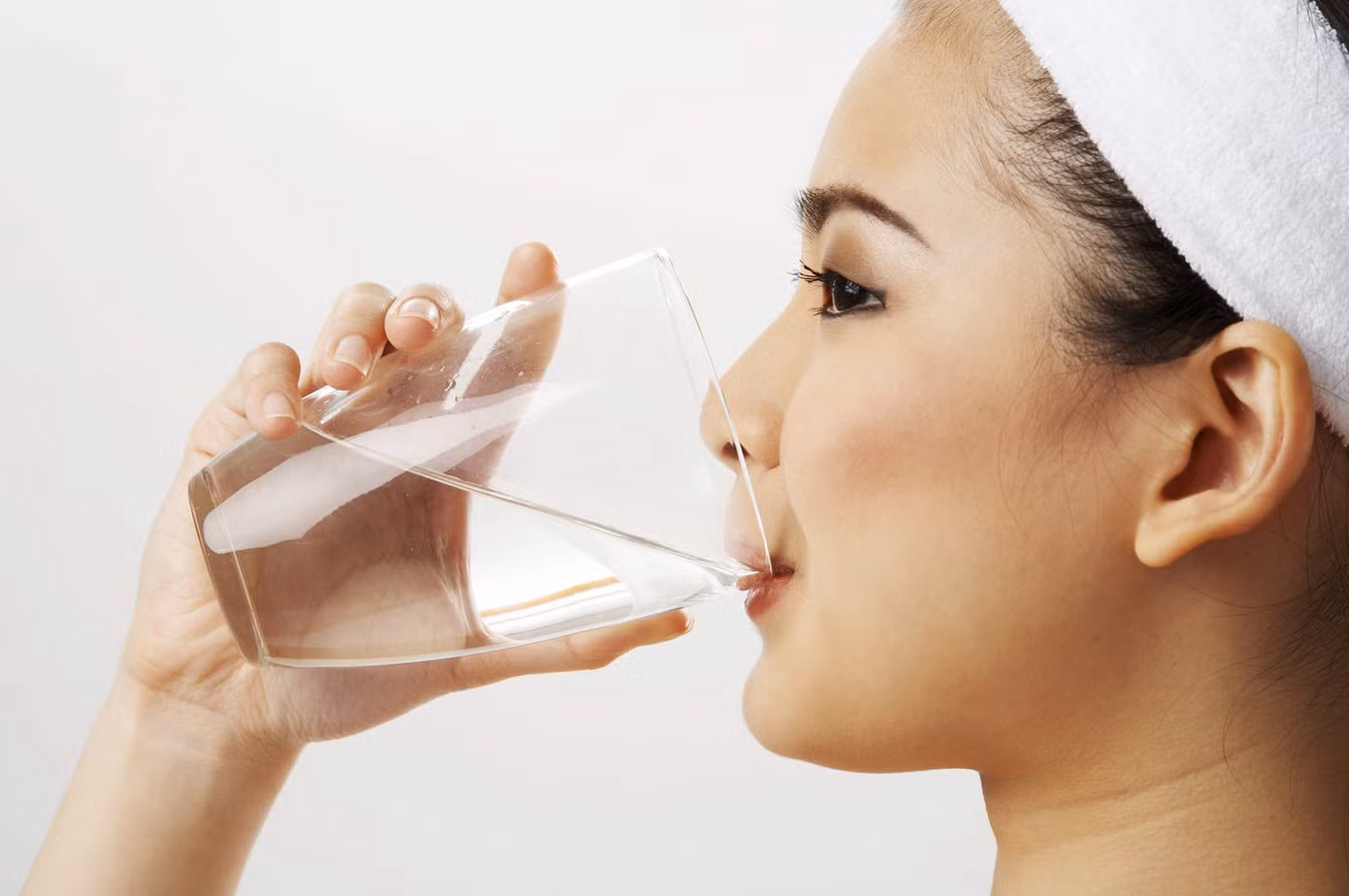 Nên dùng nước muối ấm súc miệng để rửa sạch vi khuẩn.