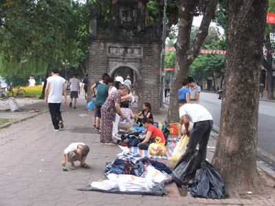Hàng chục điểm bán hàng rong quanh hồ Hoàn Kiếm gây phản cảm cho du khách