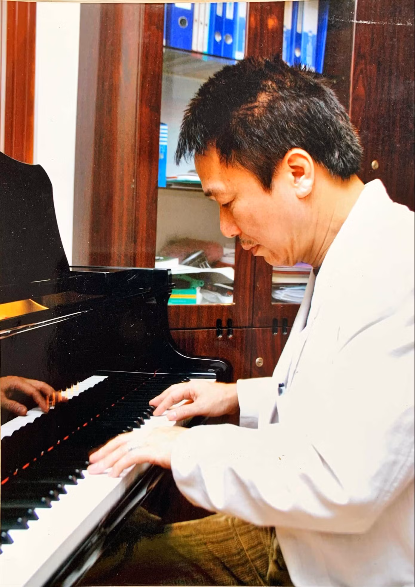 Trường phổ thơ của Phú Quang khá rộng. Như bài thơ Lời rêu của Nguyễn Thị Hoàng, sẽ không nhiều người biết nếu không đi vào âm nhạc Phú Quang: “Ngày mai ta bỏ đi/Trần gian xin trả lại/Đá tảng nào vô tri/Chết một đời rêu phong”. Ảnh: TƯ LIỆU DPV
