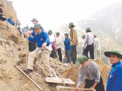 Anh Hoàng Bình Quân lao động cùng thanh niên tình nguyện tại Yên Bái năm 2004 Ảnh: Hồng Vĩnh