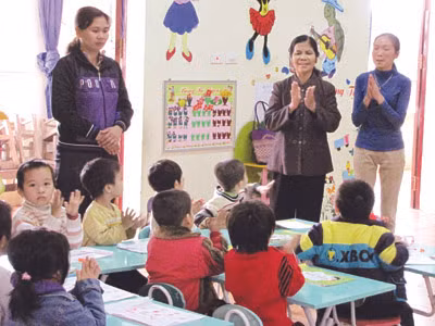 Các cô giáo làng Đại Tự tại lớp học mầm non xã Thanh Khương 