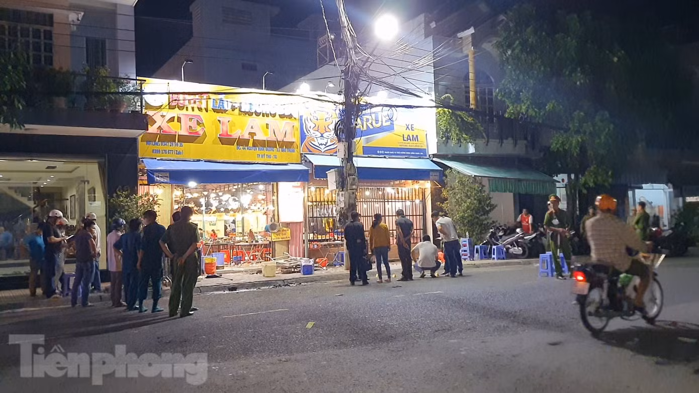 Cảnh sát phong tỏa hiện trường để điều tra vụ việc. Ảnh: Thảo Vy.