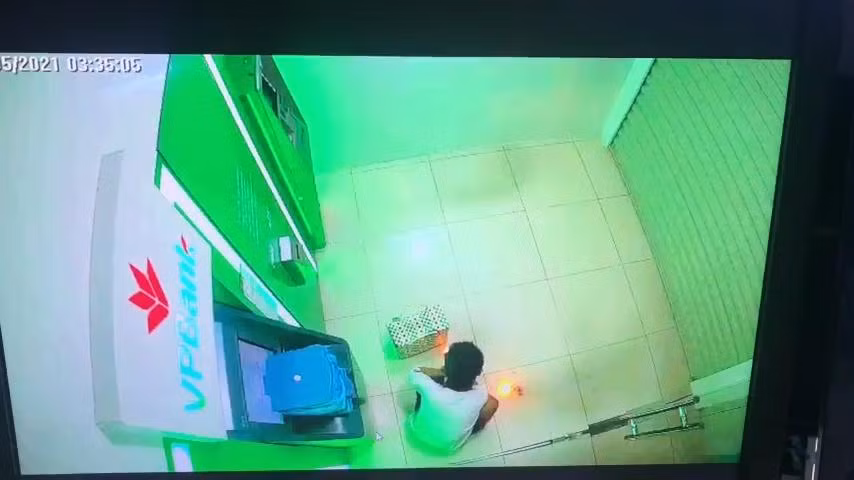 Nghi phạm vào buồng ATM đốt lửa và đặt thùng rác lên máy ATM.