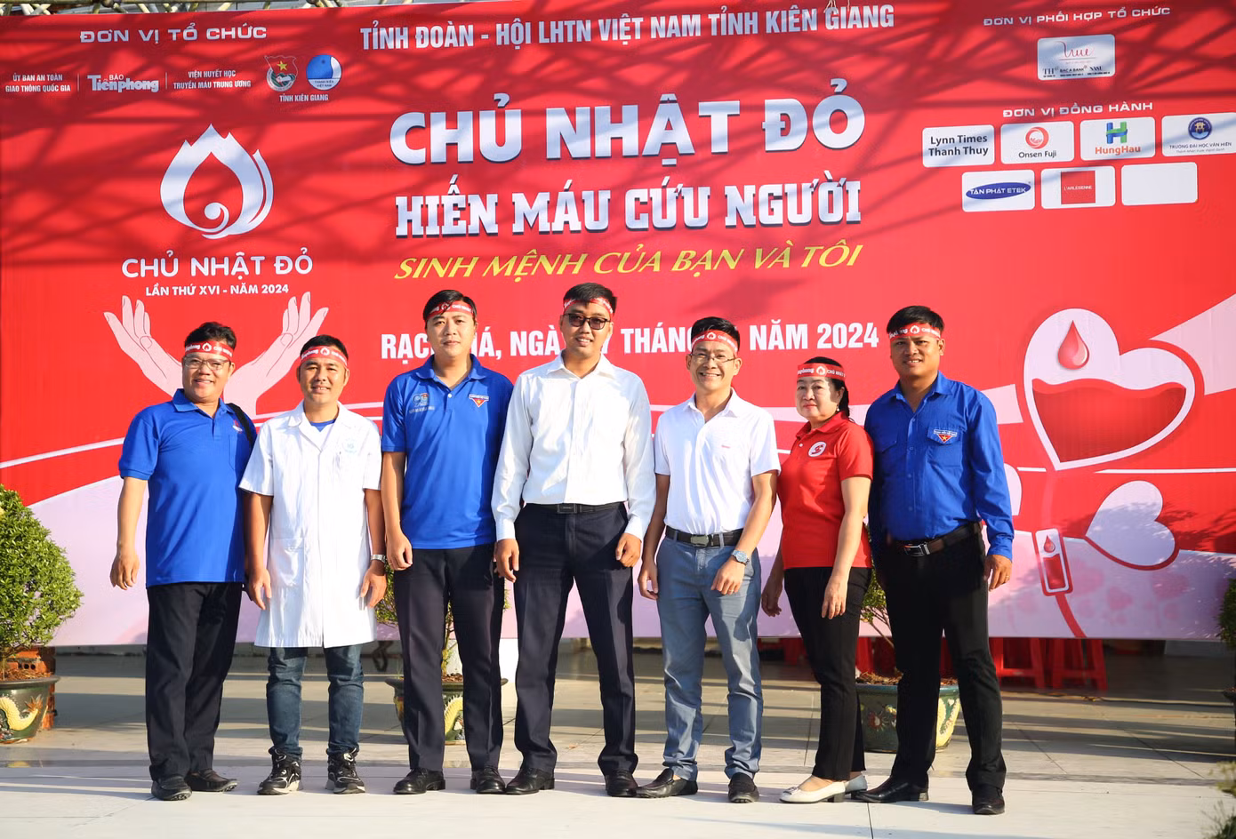 Các đại biểu chụp ảnh lưu niệm.
