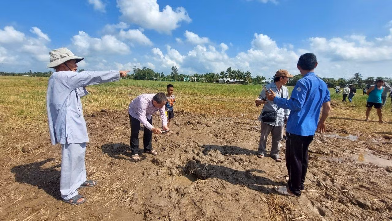 Người dân đến thửa ruộng của ông Lý Thol để xem giếng nước sôi.