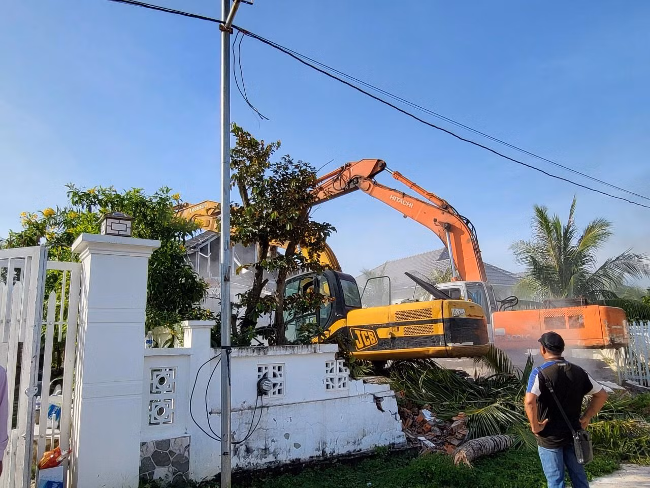 Lực lượng chức năng đang tháo dỡ 2/79 căn biệt thự trái phép.