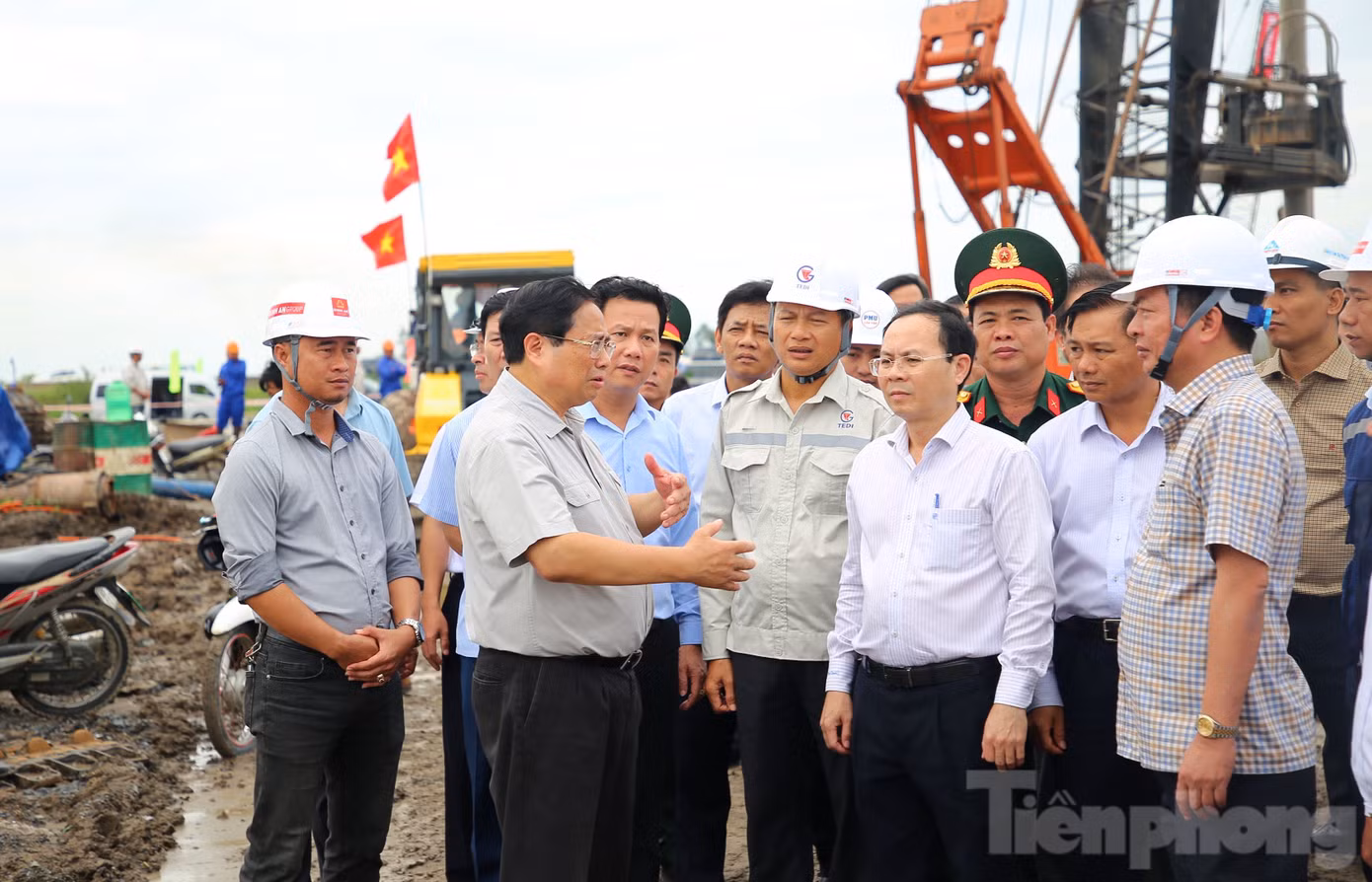 Thủ tướng Phạm Minh Chính kiểm tra tình hình triển khai dự án cao tốc Châu Đốc - Cần Thơ - Sóc Trăng trên địa bàn TP. Cần Thơ. Ảnh: Nhật Huy.