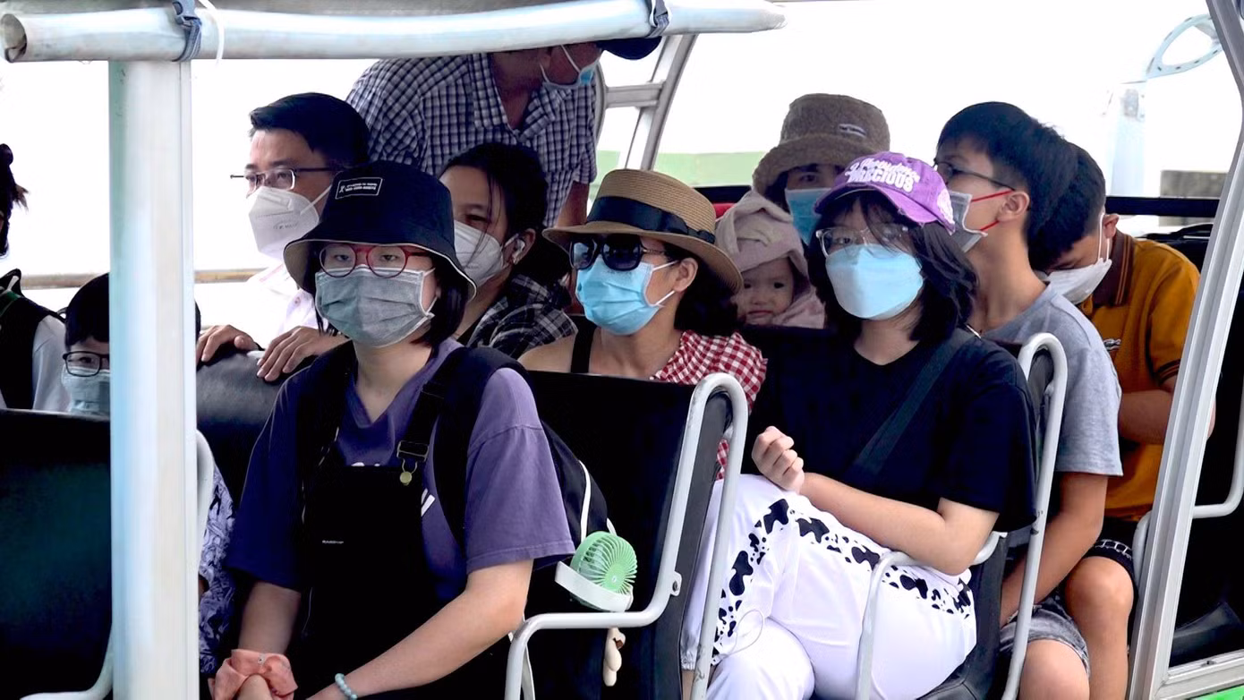 Tại các cầu cảng, sân bay, bến xe không xảy ra tình trạng chèo kéo du khách, tình hình an ninh trật tự được đảm bảo.
