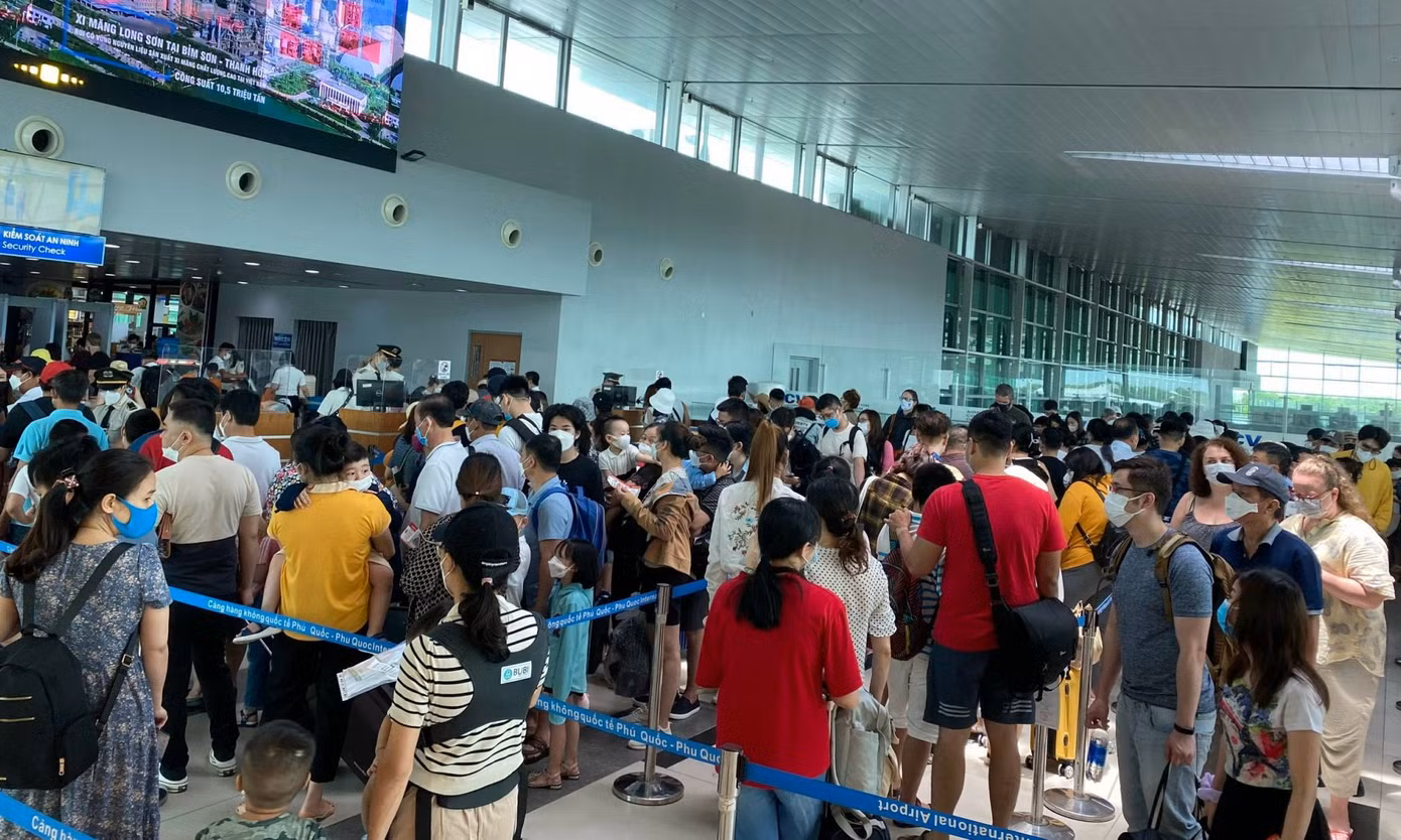 Do ảnh hưởng bão số 1, du khách quá cảnh tại sân bay Phú Quốc tăng so với những ngày trước. Ảnh: PV.